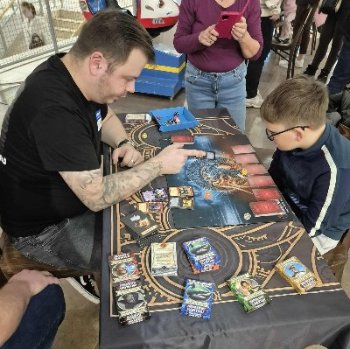 Zoli gyerekeknek mutatja be a játékot 2